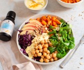 Good-Life-Bowl mit Süßkartoffeln, Kichererbsen und Kurkuma-Algenöl-Sauce