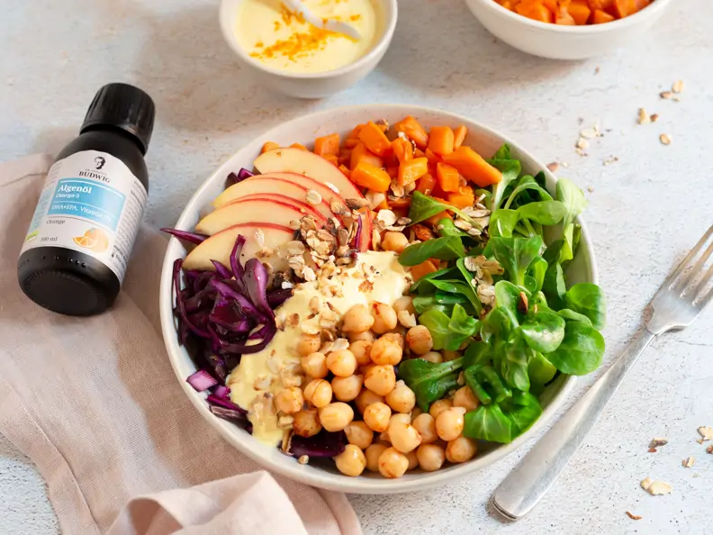 Good-Life-Bowl mit Süßkartoffeln, Kichererbsen und Kurkuma-Algenöl-Sauce