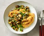 Basilikumpilze auf Polenta