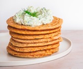 Vegane Linsenpancakes mit Zucchini-Zaziki