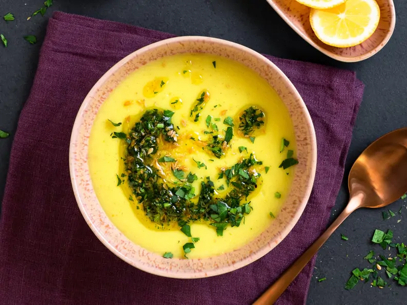 Pastinaken-Kartoffel-Suppe mit Petersilien-Gremolata und Leinöl