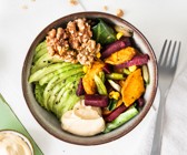 Rote-Bete-Süßkartoffel-Bowl mit Hummus und Mangold