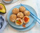 Knusprige Sesam-Reis-Bällchen gefüllt mit Möhren und Avocado