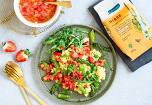 Hirsotto mit grünem Spargel und Erdbeer-Salsa