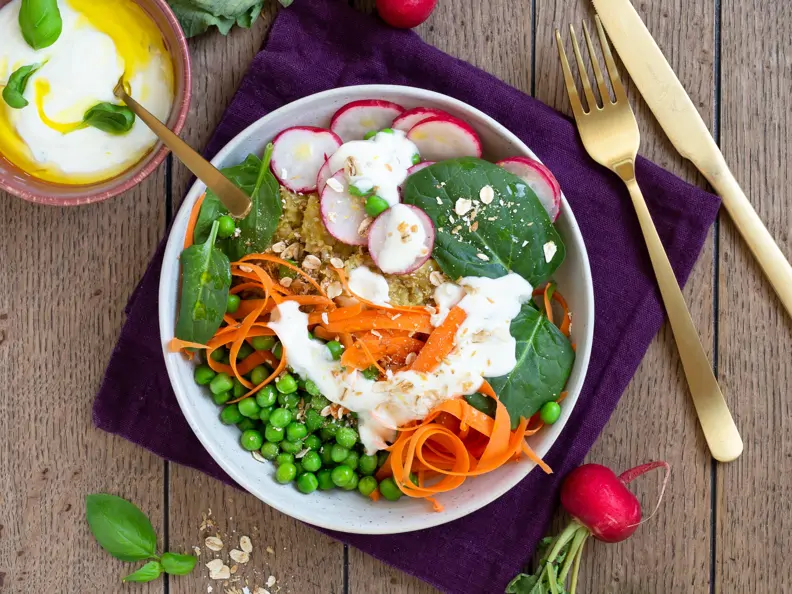 Herzhafte Hafer-Buchweizen-Bowl mit Frühlingssalat und Leinöl-Dressing