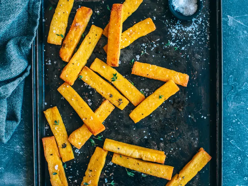 Polenta-Sticks mit Salz und Thymian
