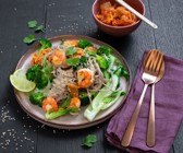 Buchweizennudeln mit Garnelen, Pak Choi, Brokkoli und Kimchi