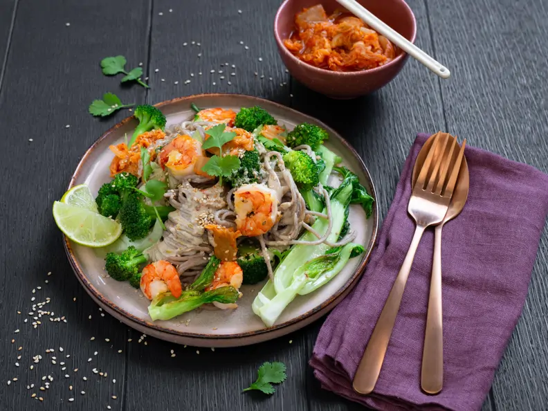Buchweizennudeln mit Garnelen, Pak Choi, Brokkoli und Kimchi