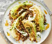 Spitzkohl mit Quinoa und Fetacreme