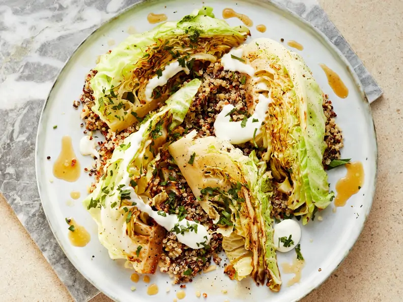 Spitzkohl mit Quinoa und Fetacreme