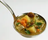 Gemüsesuppe mit Bratwürstchen