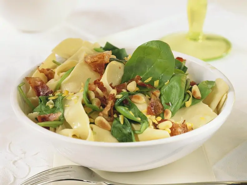 Tagliatelle mit Pancetta und Spinat