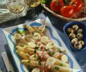 Spargel mit Tomaten-Ricottacreme und Wachteleiern