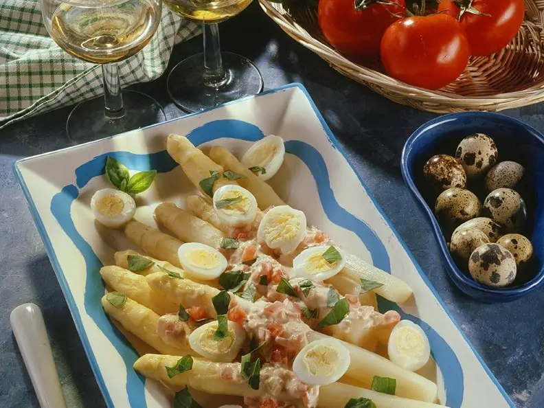 Spargel mit Tomaten-Ricottacreme und Wachteleiern