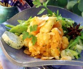 Süßkartoffelstampf mit Nüssen auf Lauchgemüse