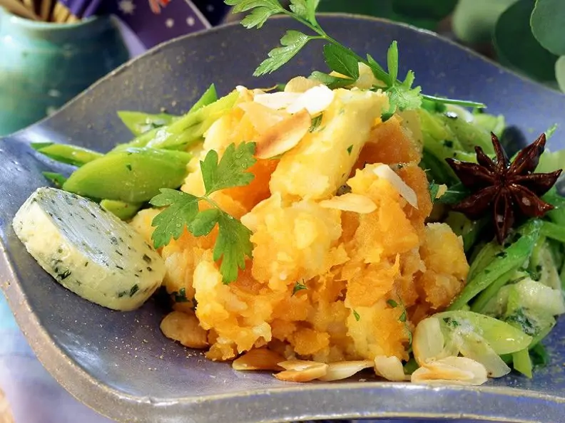 Süßkartoffelstampf mit Nüssen auf Lauchgemüse