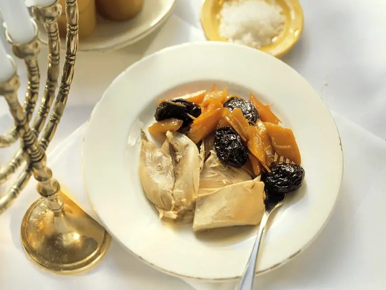 Poularde mit Möhren und Pflaumen