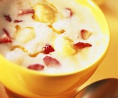 Buttermilch mit Erdbeeren und Grießklößchen
