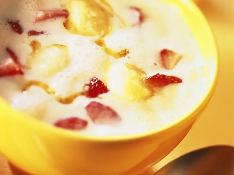 Buttermilch mit Erdbeeren und Grießklößchen