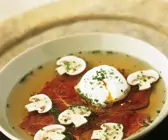 Rindfleischsuppe mit pochiertem Ei