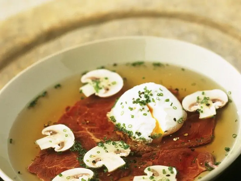 Rindfleischsuppe mit pochiertem Ei