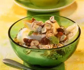 Müsli mit Früchten und Kefir