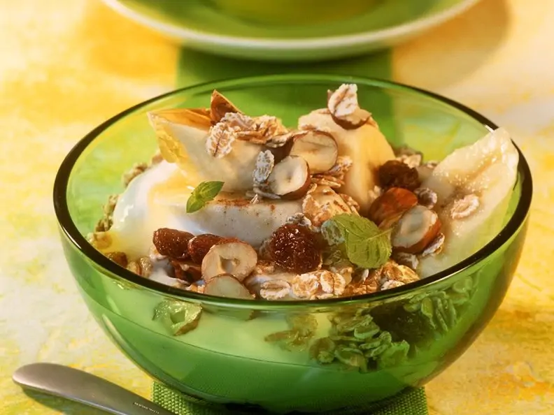 Müsli mit Früchten und Kefir