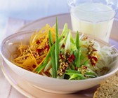 Gemüsestreifen mit Sesam