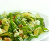Blattsalat mit Zucchini und Käse