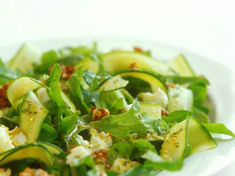 Blattsalat mit Zucchini und Käse