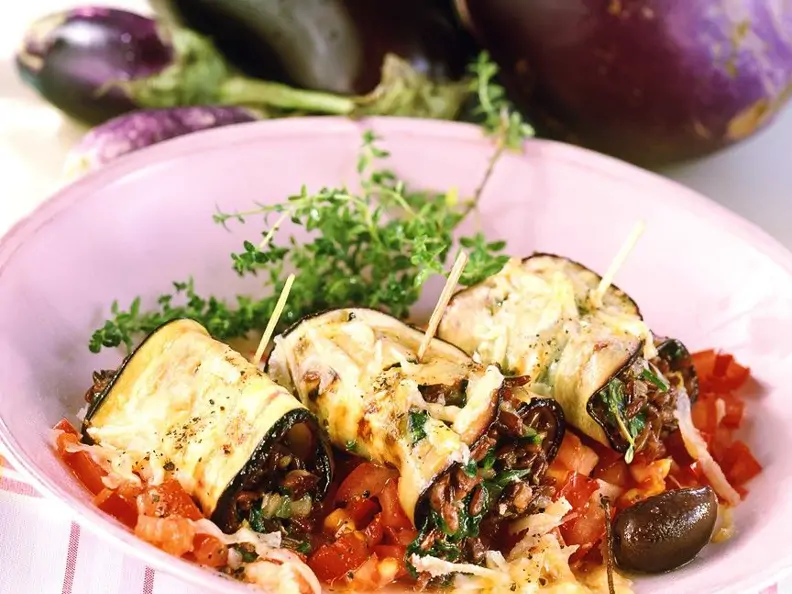 Gefüllte Auberginenröllchen mit Tomaten