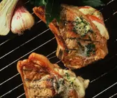 Gegrillte Kalbskoteletts mit Käsefüllung