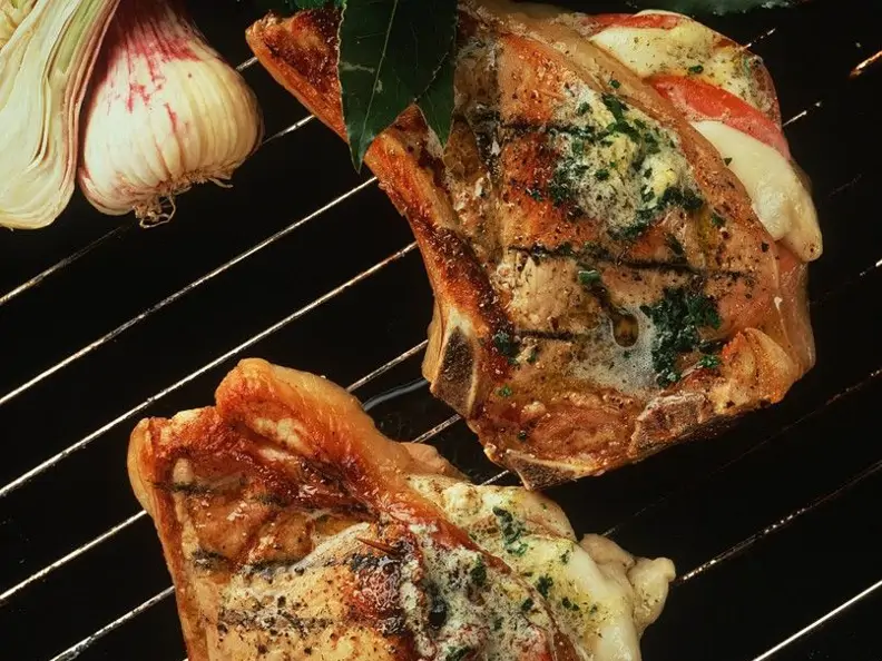 Gegrillte Kalbskoteletts mit Käsefüllung