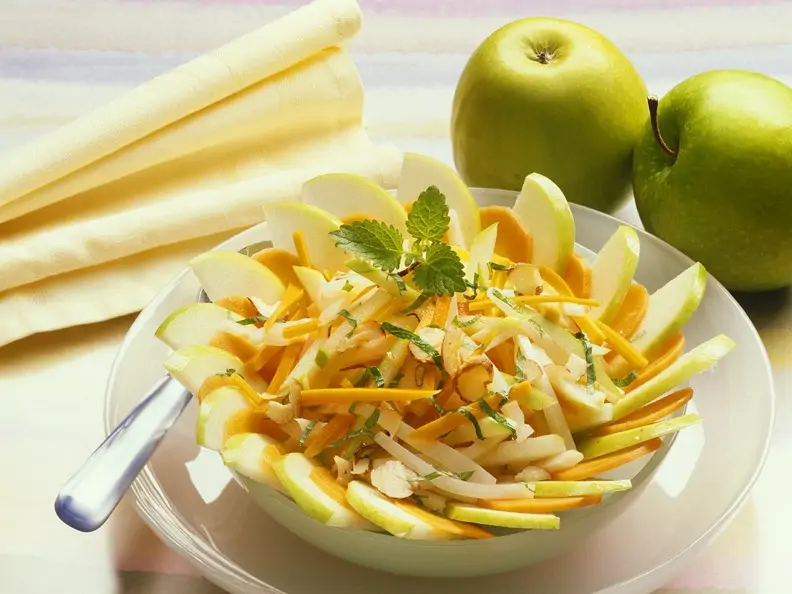 Möhren-Apfelsalat