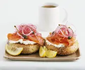 Bagel mit Frischkäse und Räucherlachs