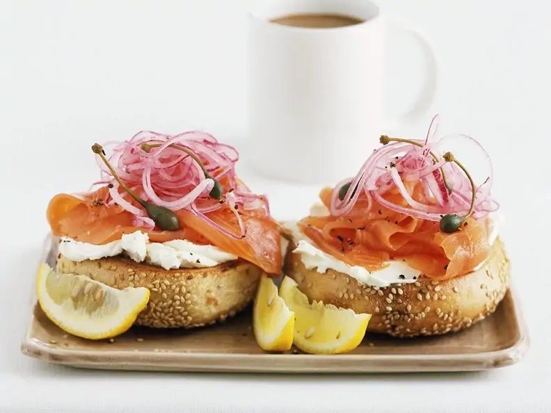 Bagel mit Frischkäse und Räucherlachs