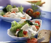 Gemüsesalat mit Rotbarsch