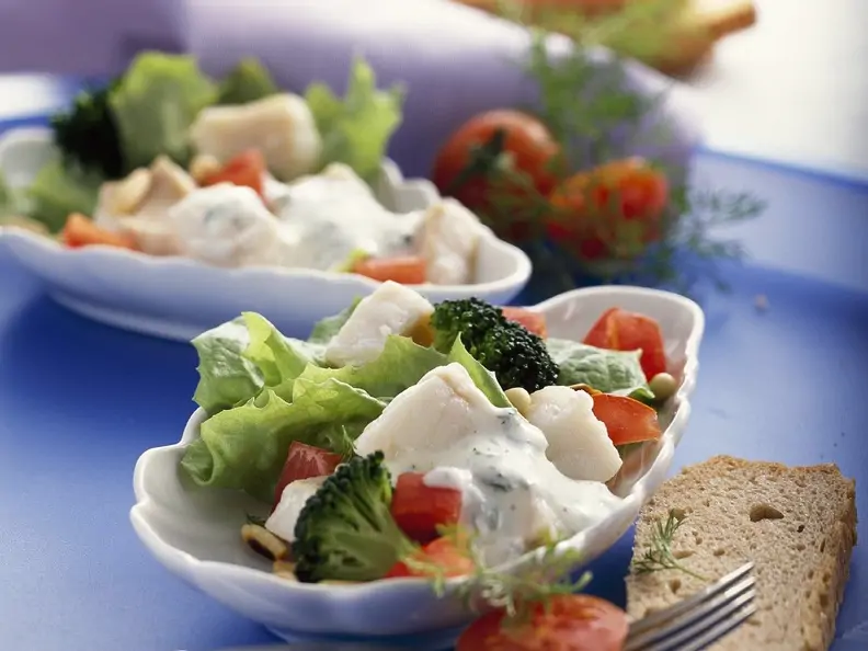 Gemüsesalat mit Rotbarsch