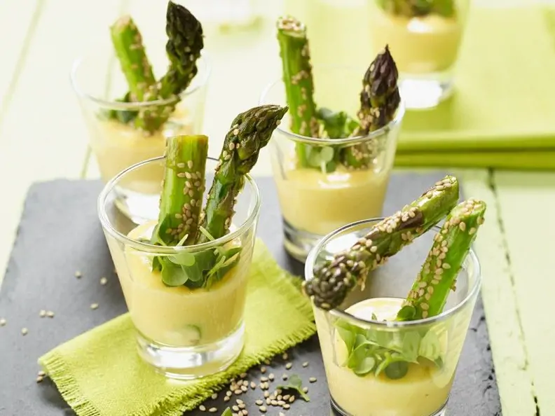 Grüner Spargel mit Zitronensauce