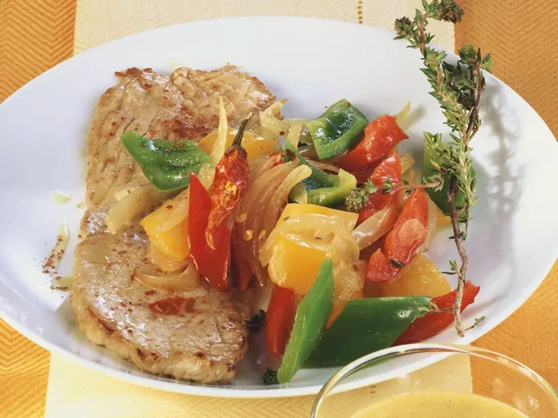 Schnitzel mit Paprikagemüse