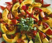 Rote Zwiebel-Avocados