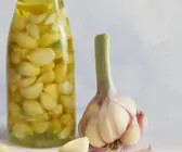 Knoblauch in Öl eingelegt