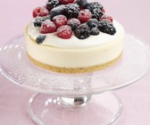 Käsesahnetorte mit Beeren und Puderzucker