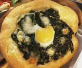 Kleine Spinatpizzen mit Ei