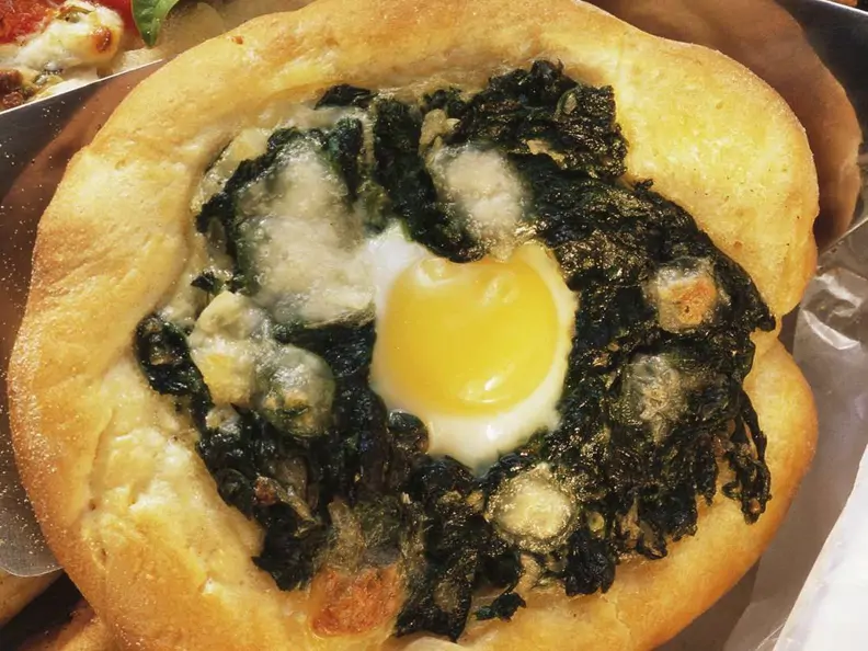 Kleine Spinatpizzen mit Ei