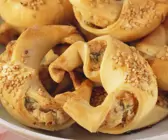 Mürbeteighörnchen mit Räucherlachs-Frischkäse-Füllung