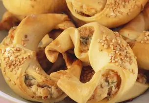 Mürbeteighörnchen mit Räucherlachs-Frischkäse-Füllung