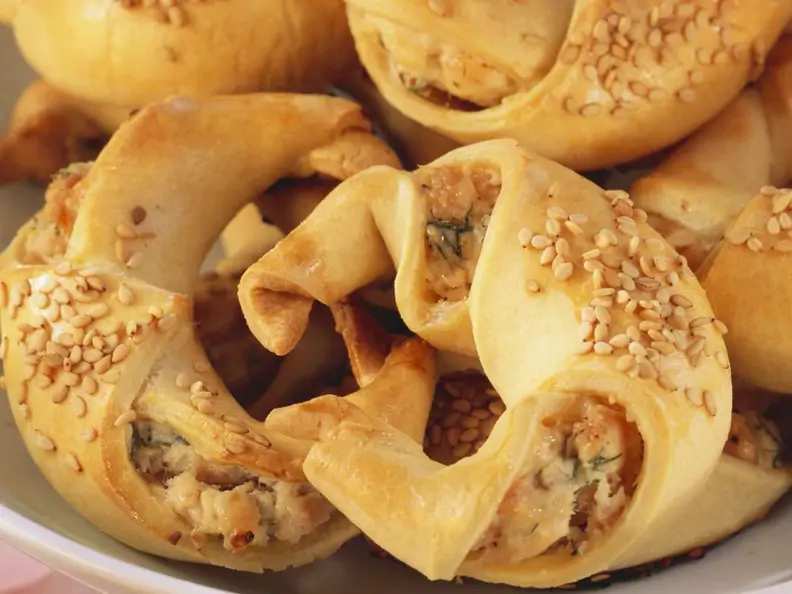 Mürbeteighörnchen mit Räucherlachs-Frischkäse-Füllung