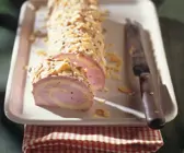 Kirsch-Buttercreme-Roulade mit Mandeln