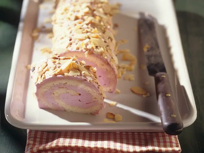 Kirsch-Buttercreme-Roulade mit Mandeln